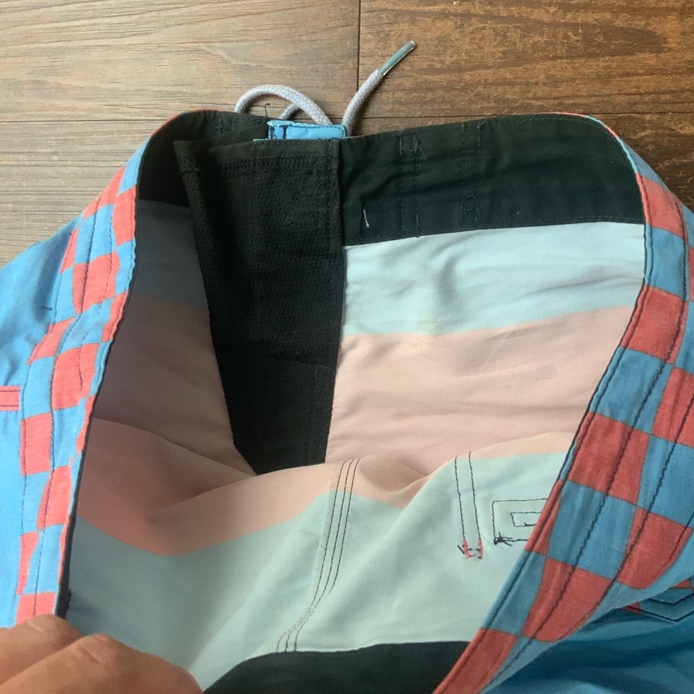 Men's Quiksilver Board Shorts Red And Blue Stripes Checkered Size 30 - Picture 12 of 12